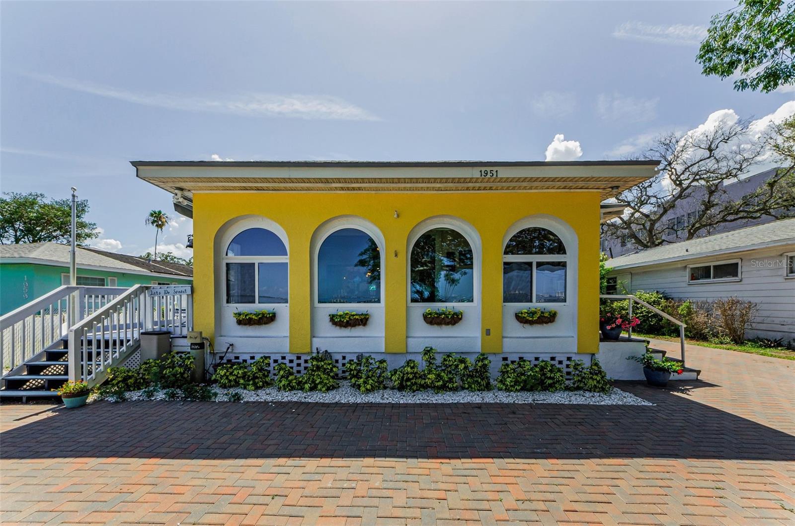 Listing photo id 0 for 1951 Edgewater Drive
