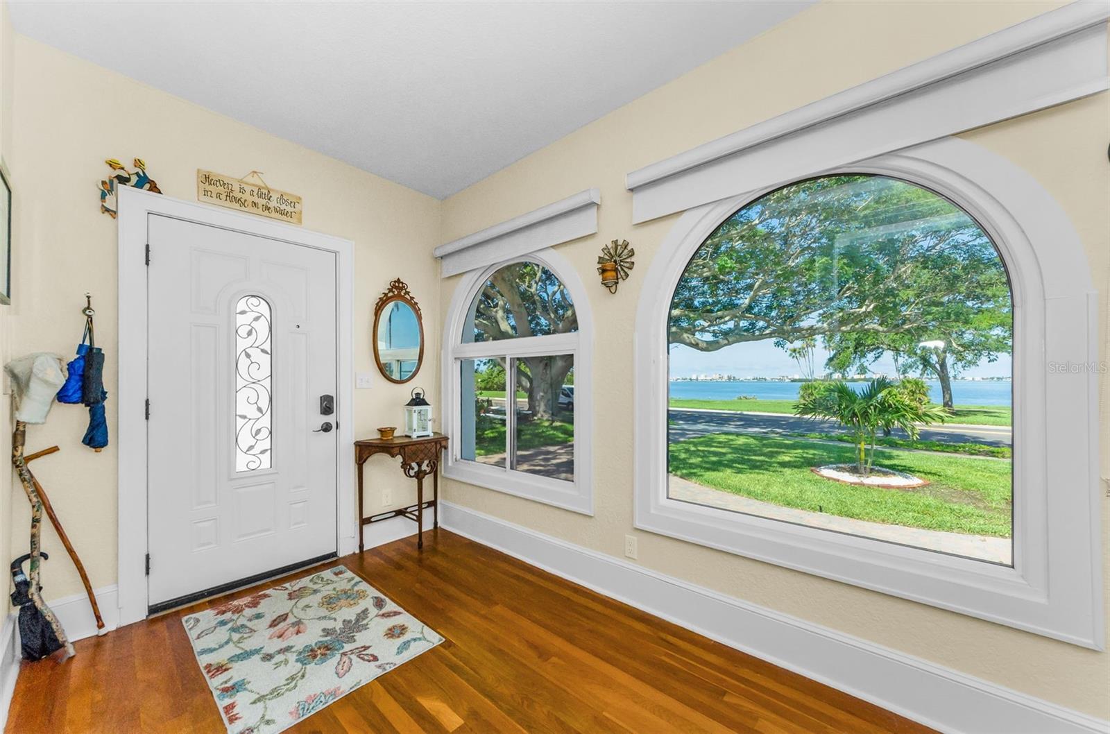 Listing photo id 18 for 1951 Edgewater Drive