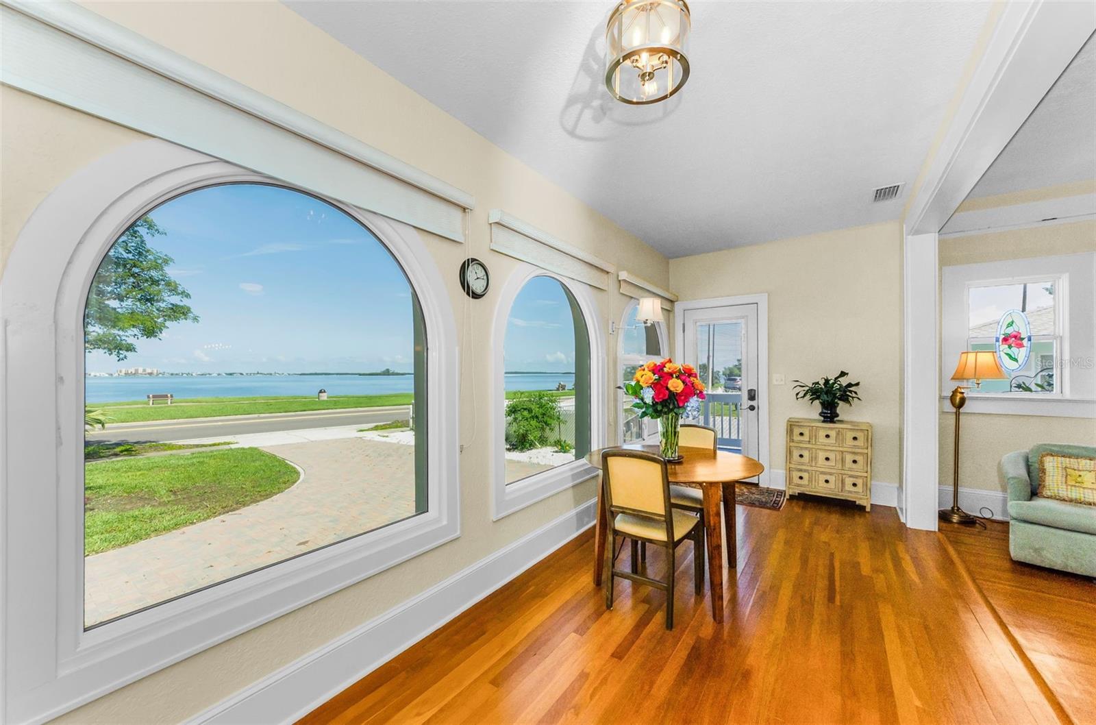 Listing photo id 19 for 1951 Edgewater Drive