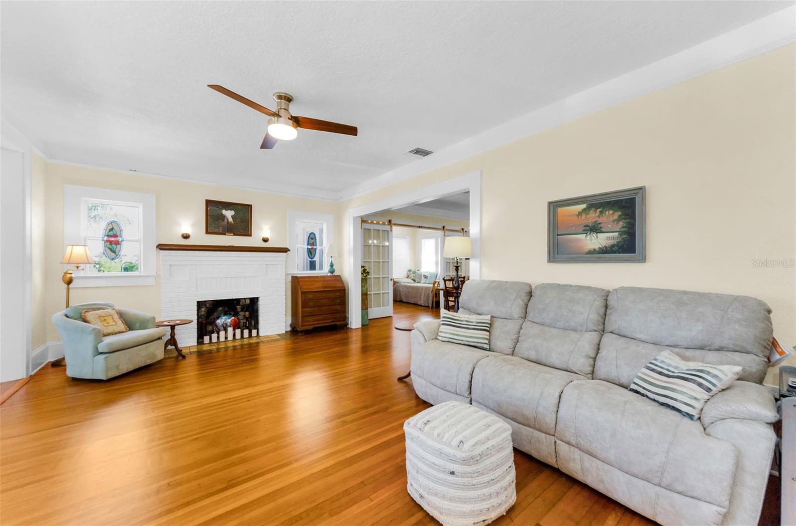 Listing photo id 22 for 1951 Edgewater Drive