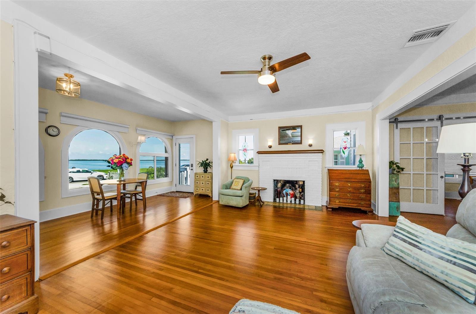 Listing photo id 25 for 1951 Edgewater Drive