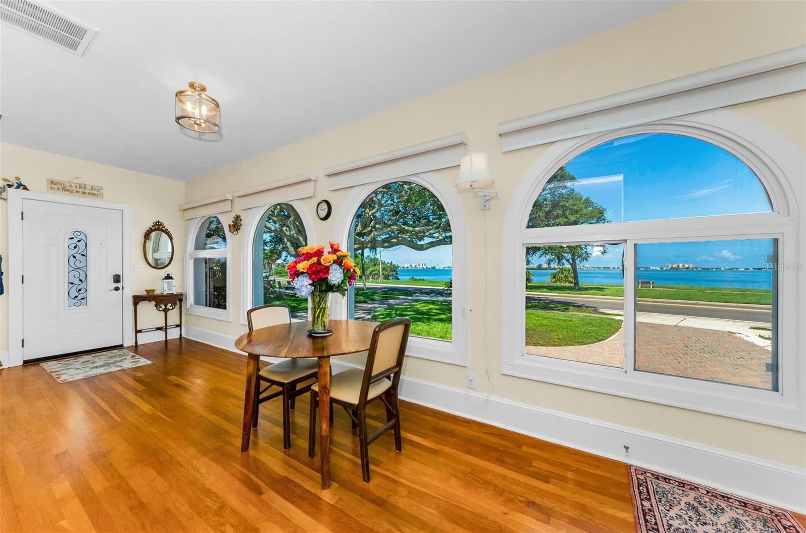 Listing photo id 1 for 1951 Edgewater Drive