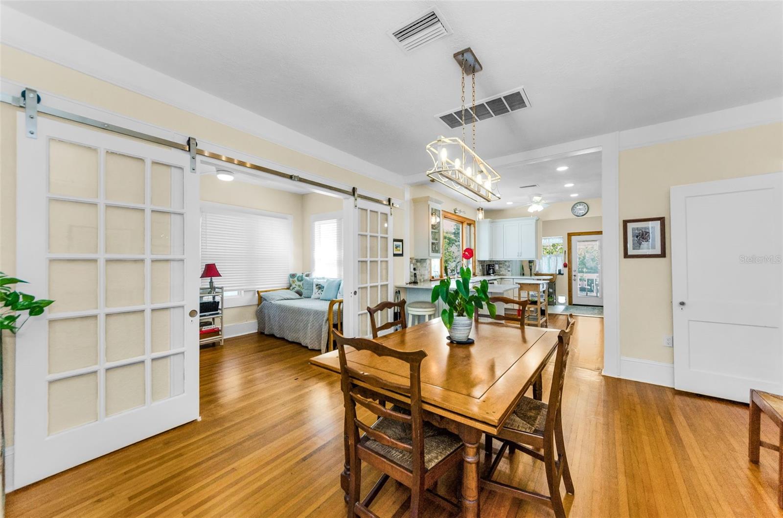 Listing photo id 29 for 1951 Edgewater Drive