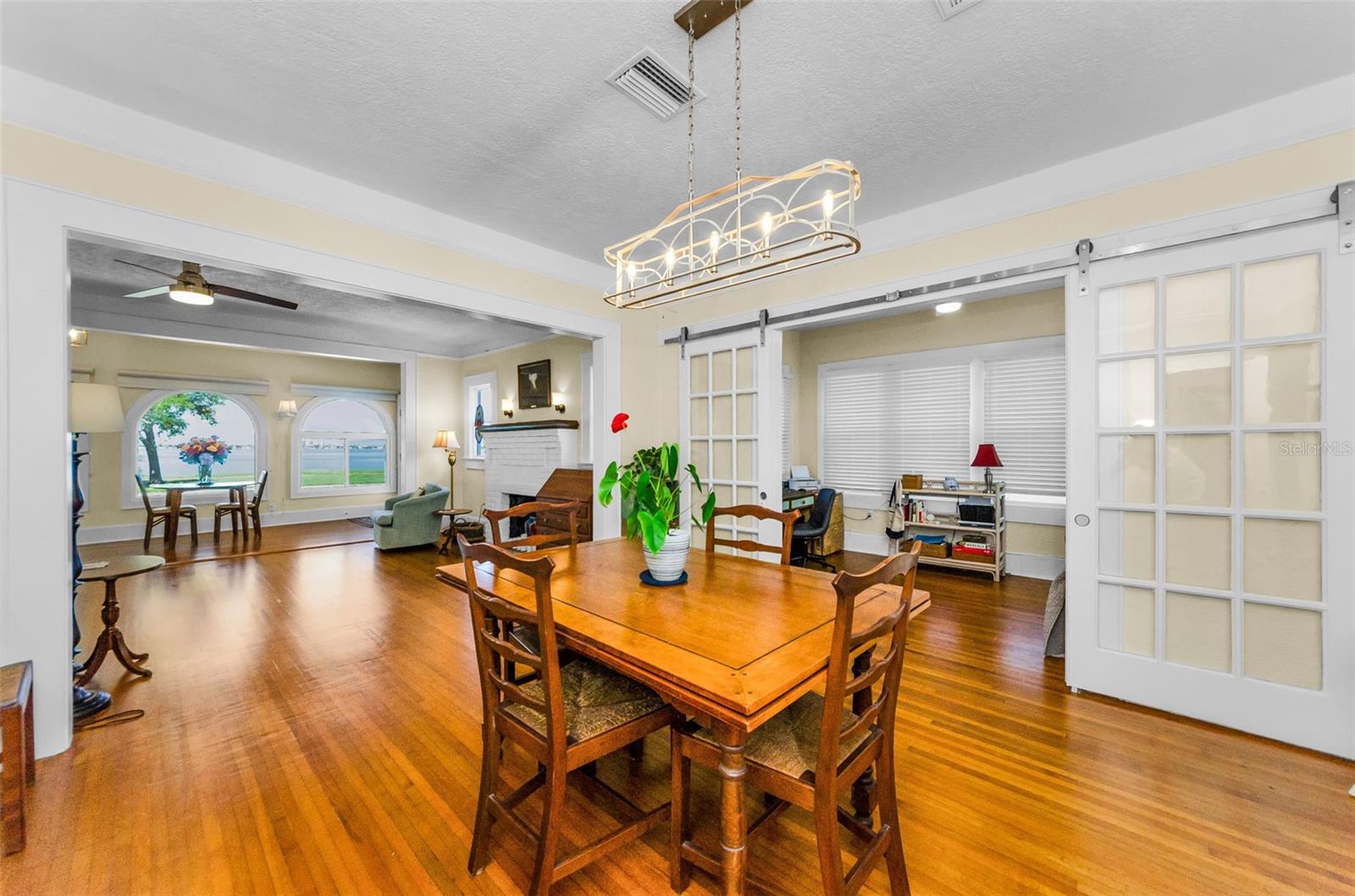 Listing photo id 31 for 1951 Edgewater Drive