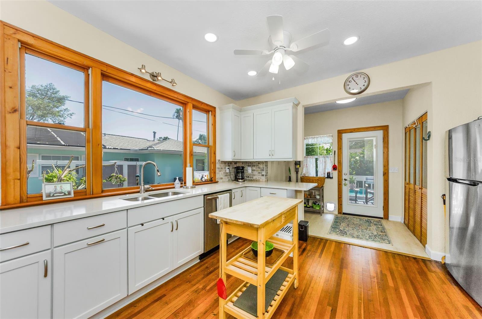 Listing photo id 33 for 1951 Edgewater Drive