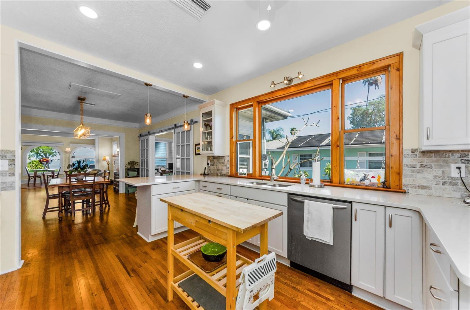 Listing photo id 34 for 1951 Edgewater Drive