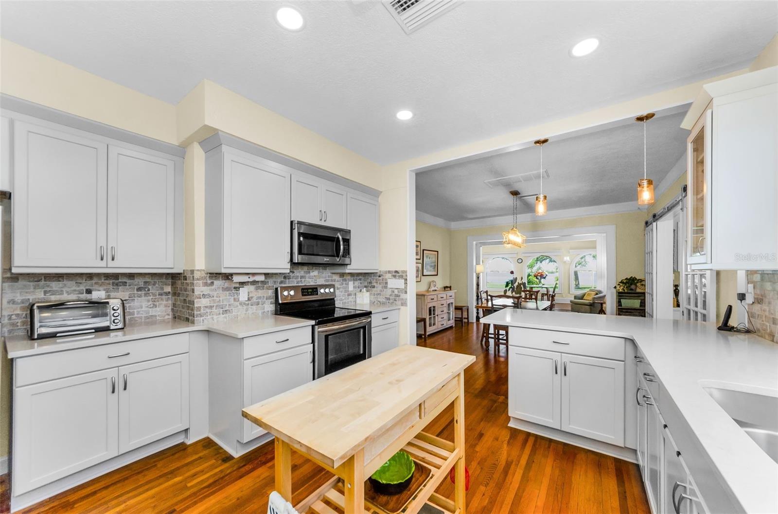 Listing photo id 2 for 1951 Edgewater Drive