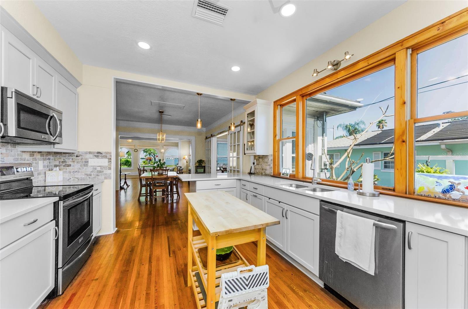 Listing photo id 38 for 1951 Edgewater Drive