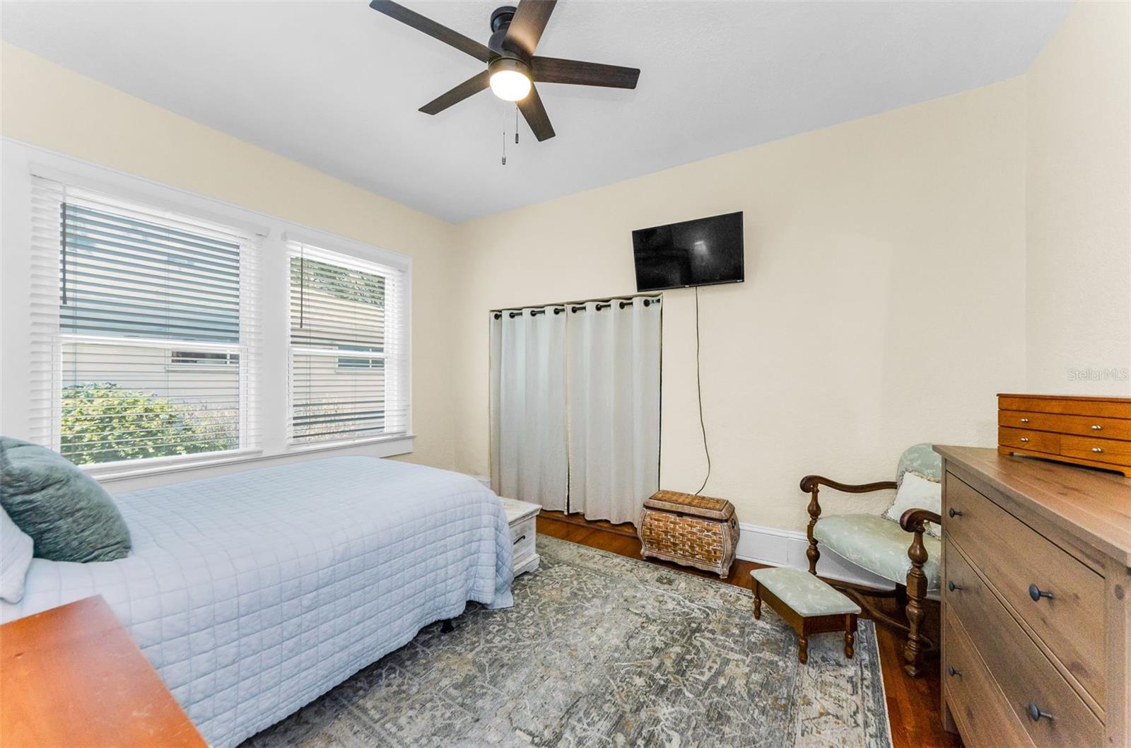 Listing photo id 46 for 1951 Edgewater Drive