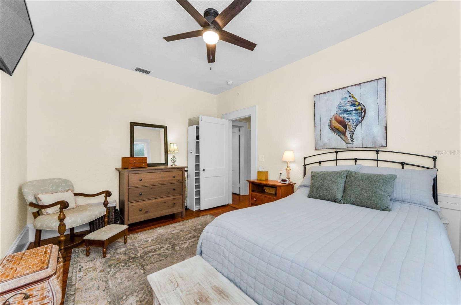 Listing photo id 47 for 1951 Edgewater Drive
