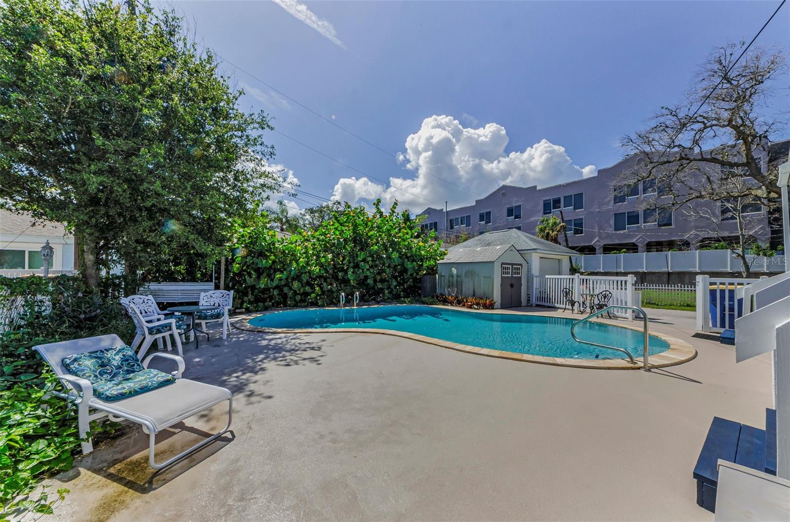 Listing photo id 53 for 1951 Edgewater Drive