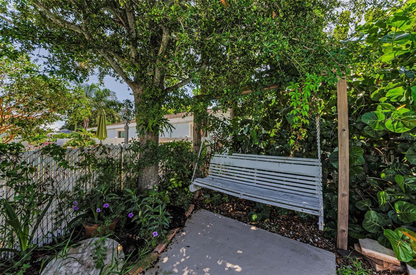 Listing photo id 55 for 1951 Edgewater Drive