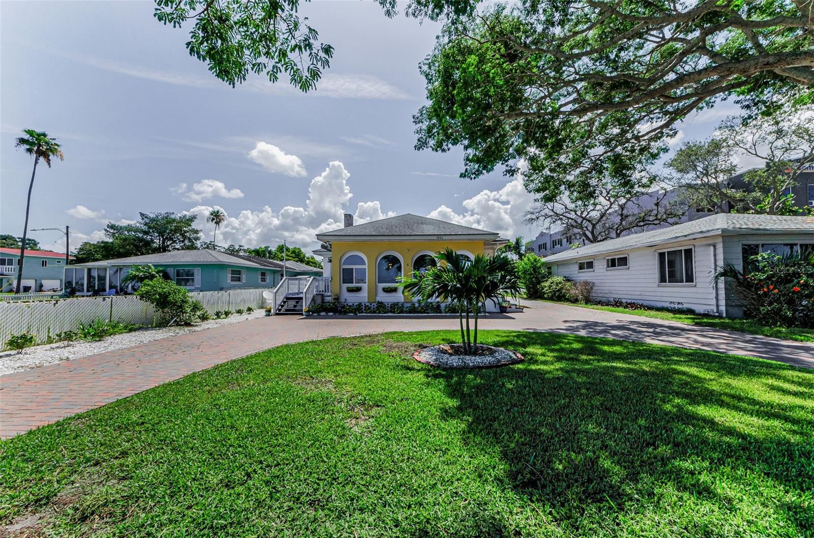 Listing photo id 4 for 1951 Edgewater Drive