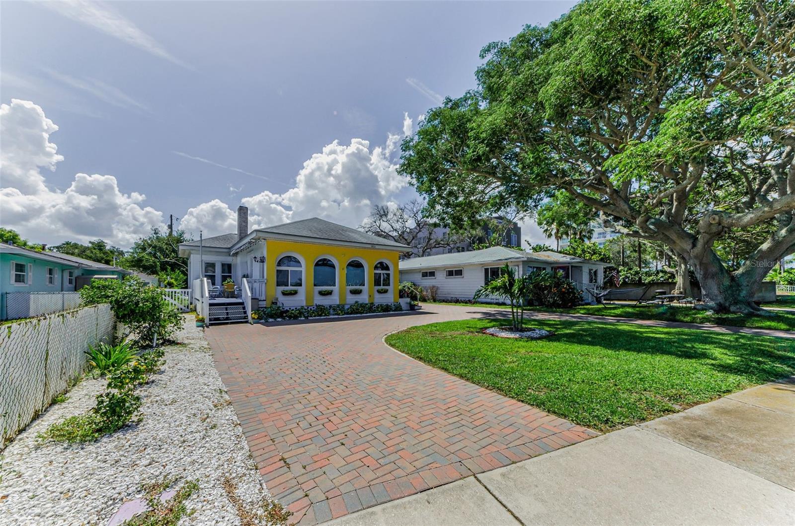 Listing photo id 6 for 1951 Edgewater Drive