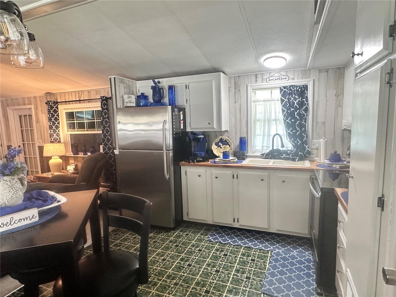 Listing photo id 2 for 5248 Antigua Drive