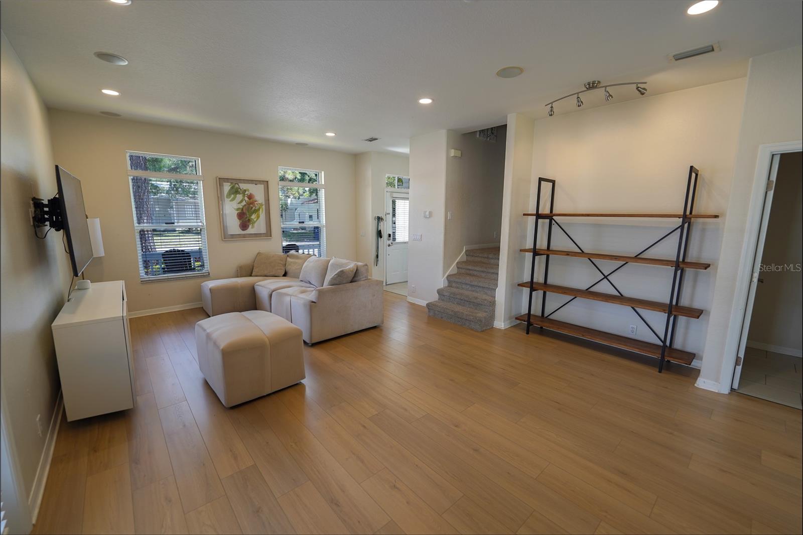 Image 6 of 39 For 920 Coral Street