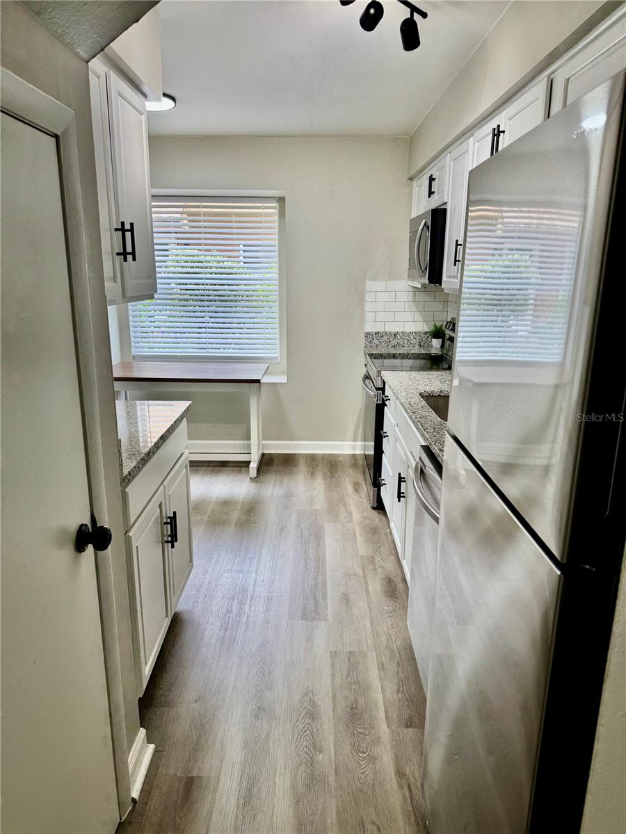 Listing photo id 8 for 1884 Clearbrooke Drive
