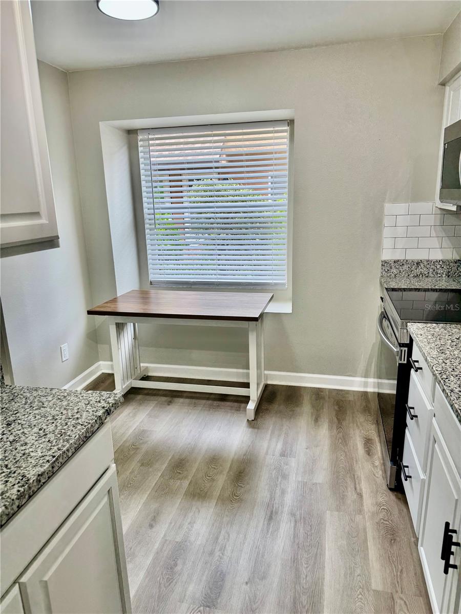 Listing photo id 9 for 1884 Clearbrooke Drive