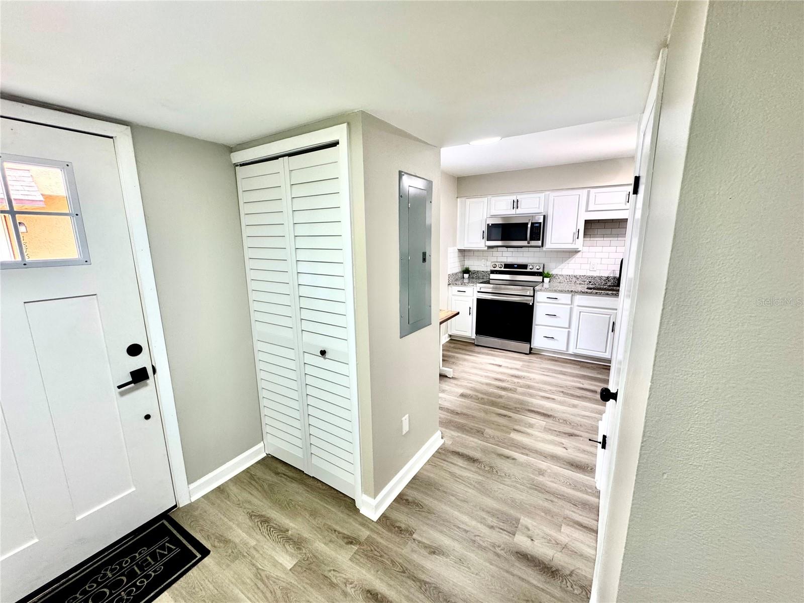 Listing photo id 10 for 1884 Clearbrooke Drive