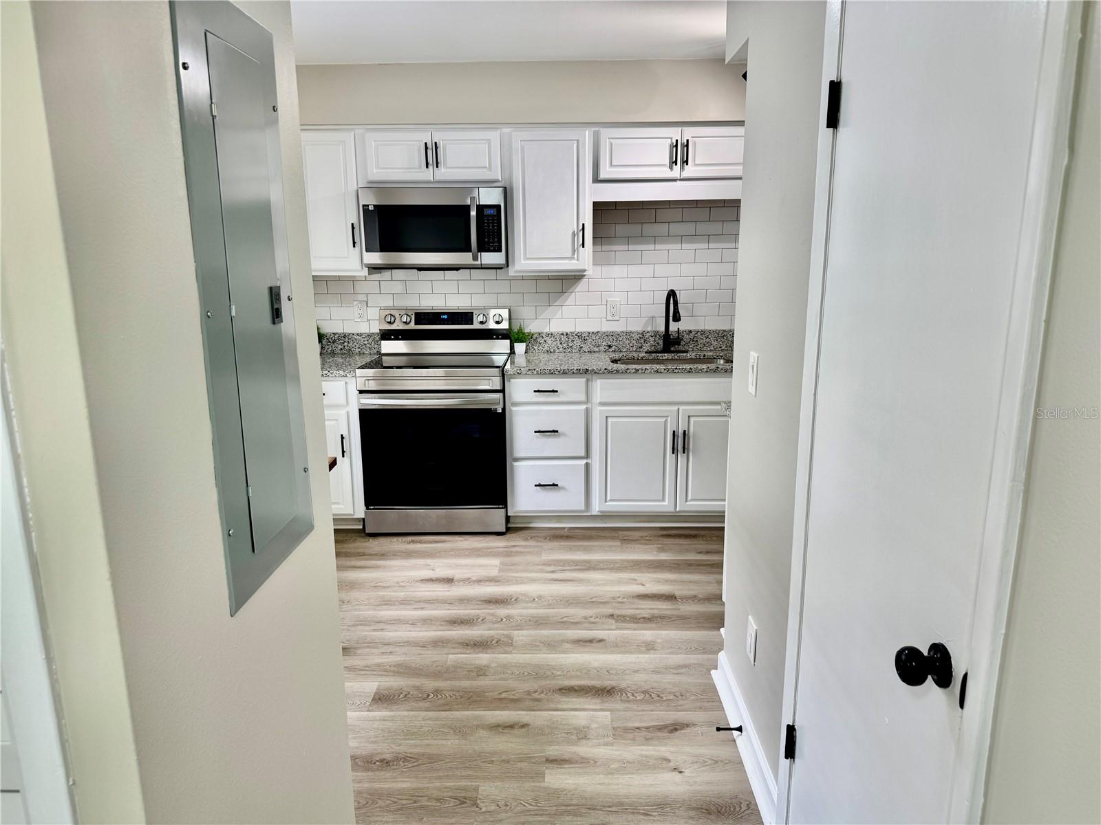 Listing photo id 11 for 1884 Clearbrooke Drive