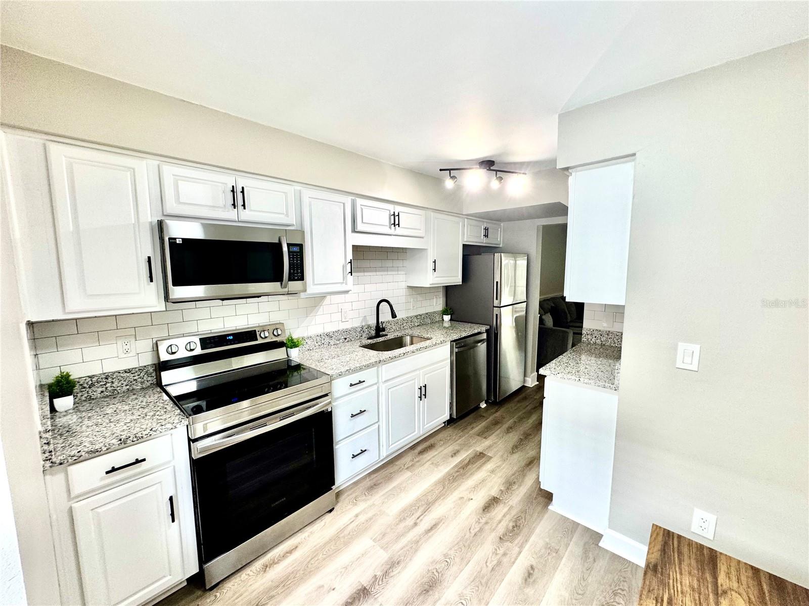 Listing photo id 12 for 1884 Clearbrooke Drive