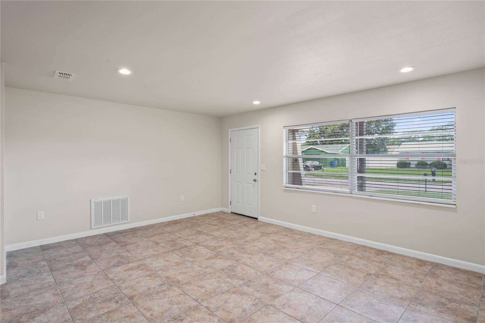 Image 4 of 26 For 4414 Royal Oak Lane
