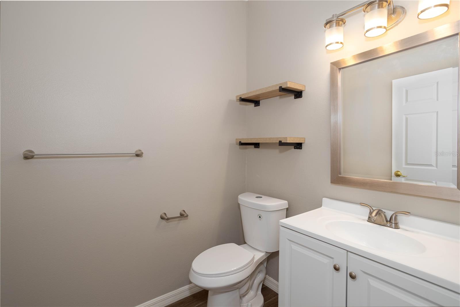 Image 11 of 40 For 932 Woodbridge Court