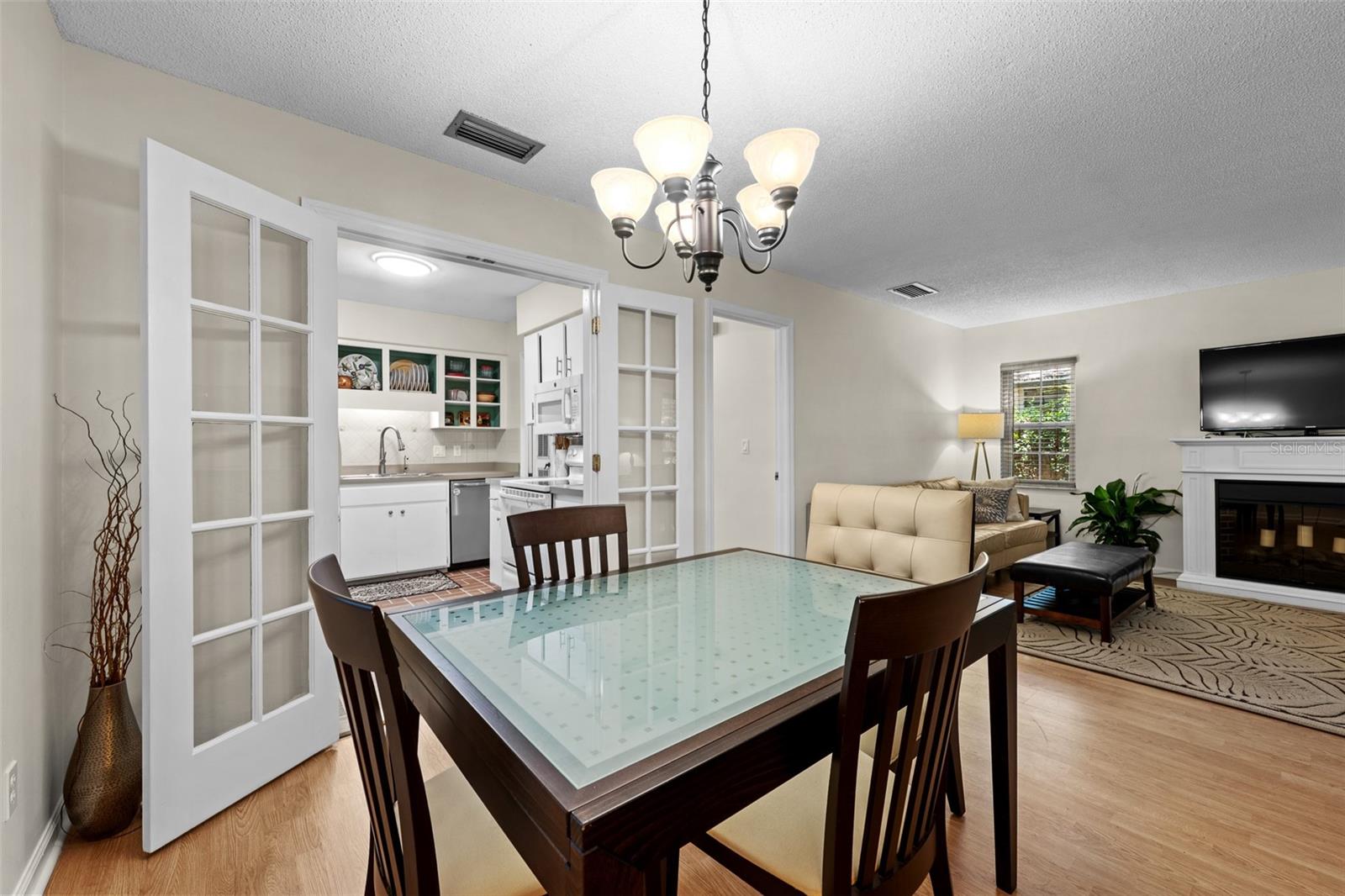 Listing photo id 8 for 3312 Carrington Street