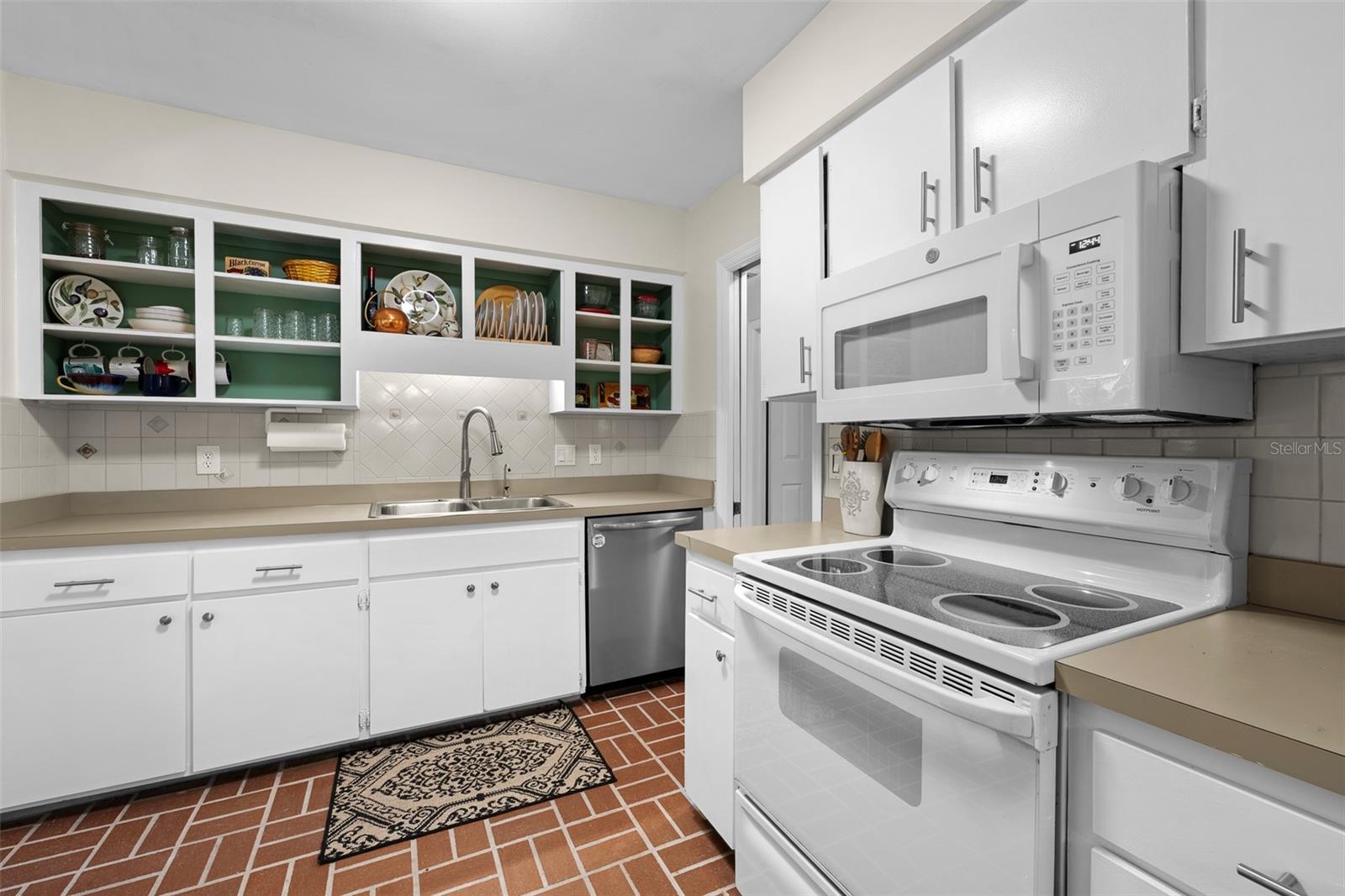 Listing photo id 13 for 3312 Carrington Street