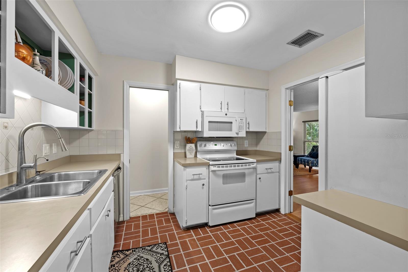 Listing photo id 14 for 3312 Carrington Street