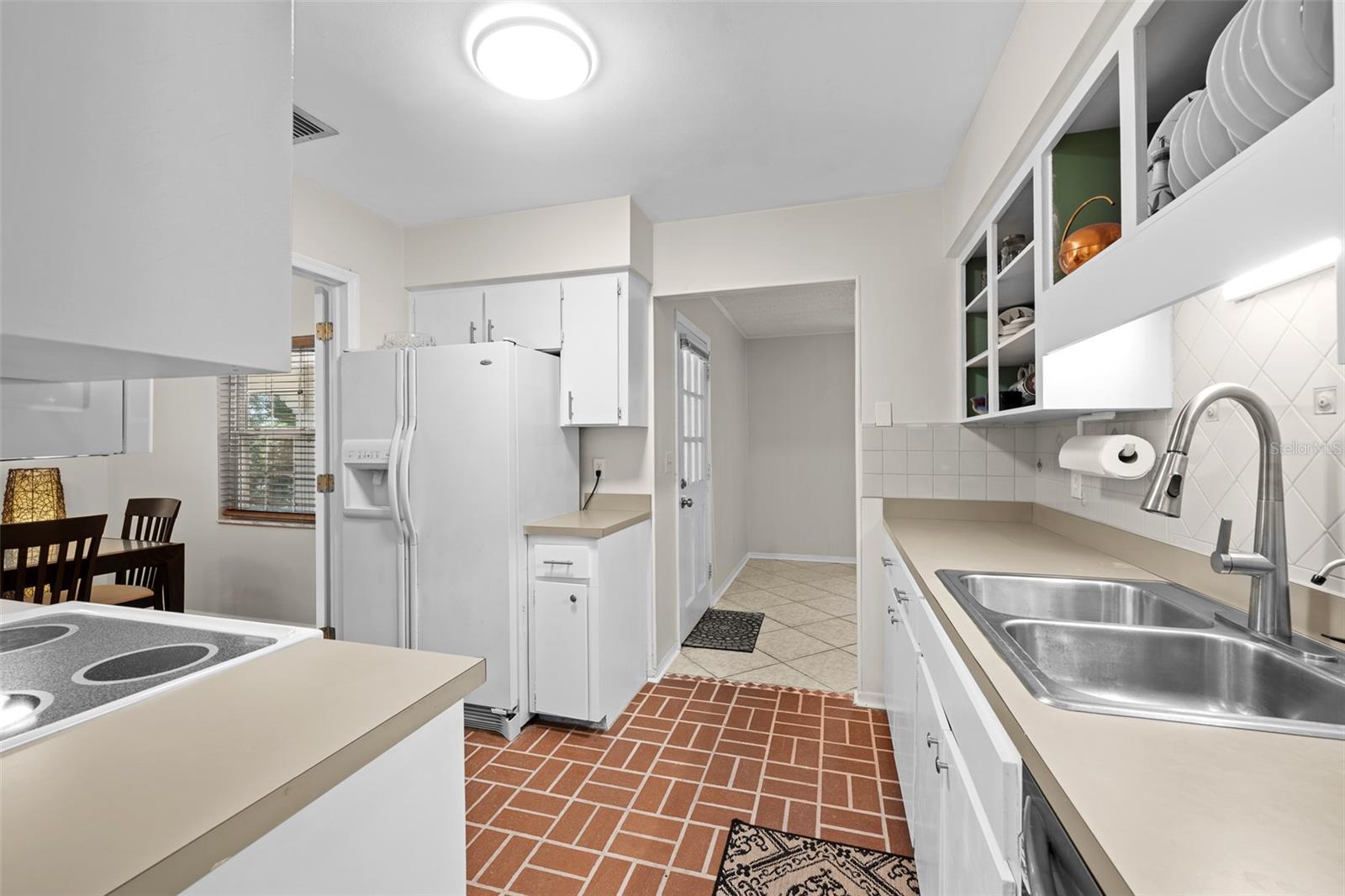 Listing photo id 15 for 3312 Carrington Street