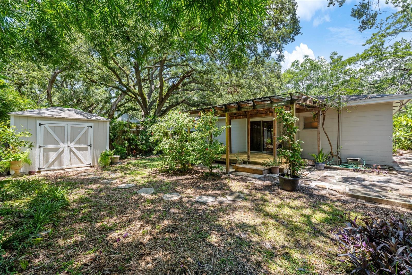 Listing photo id 22 for 3312 Carrington Street