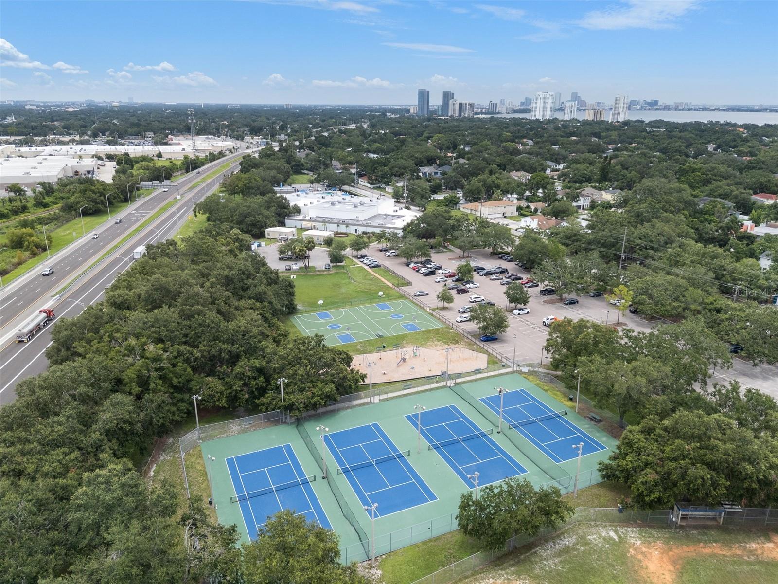 Listing photo id 37 for 3312 Carrington Street