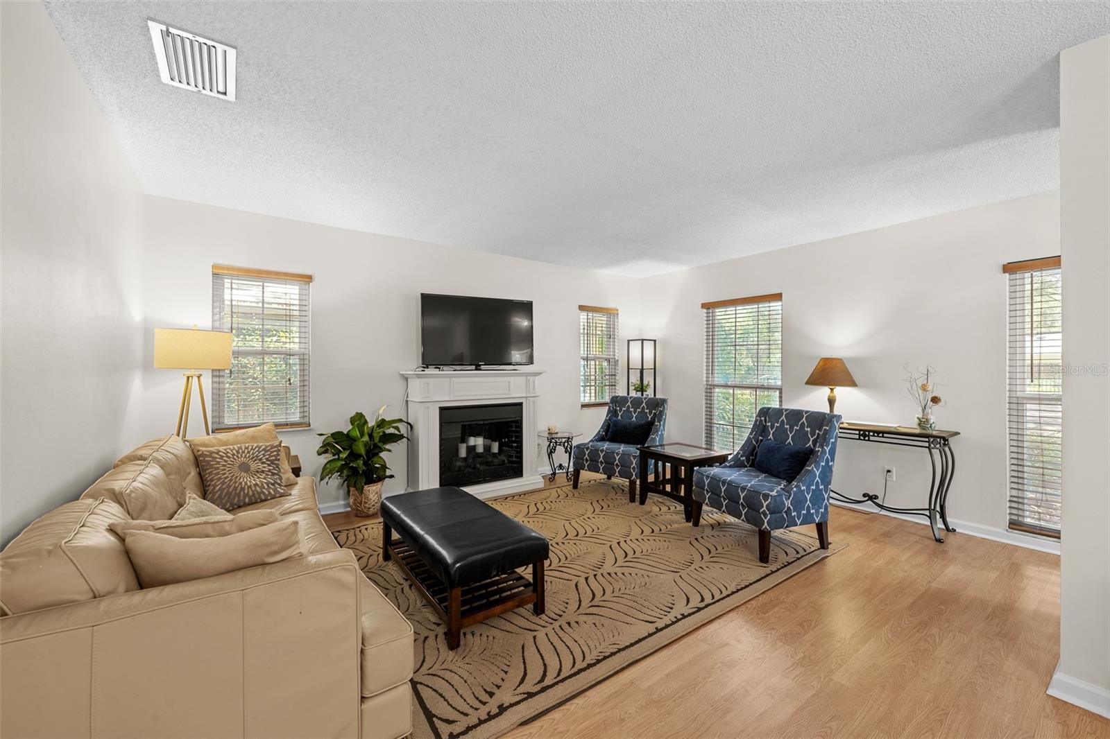 Listing photo id 4 for 3312 Carrington Street