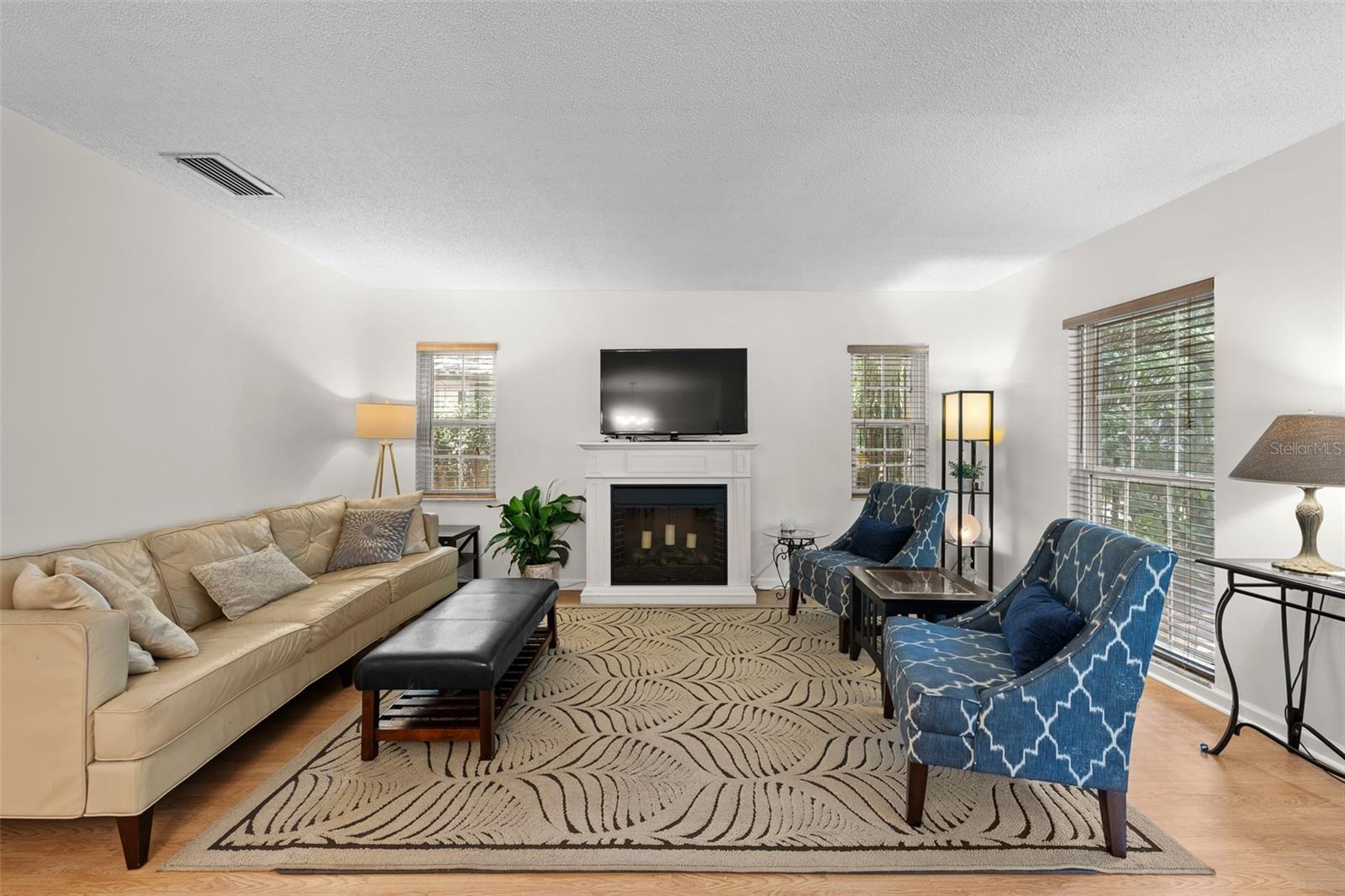 Listing photo id 5 for 3312 Carrington Street