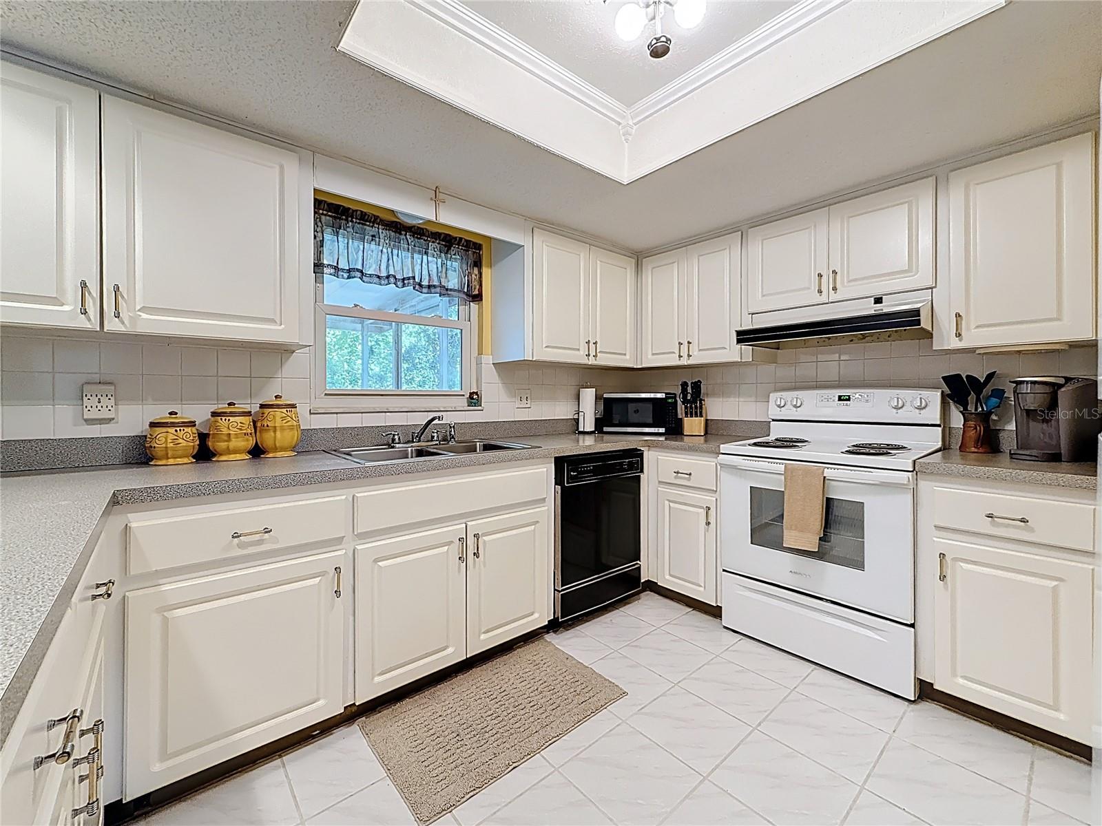Listing photo id 11 for 1102 Cara Drive