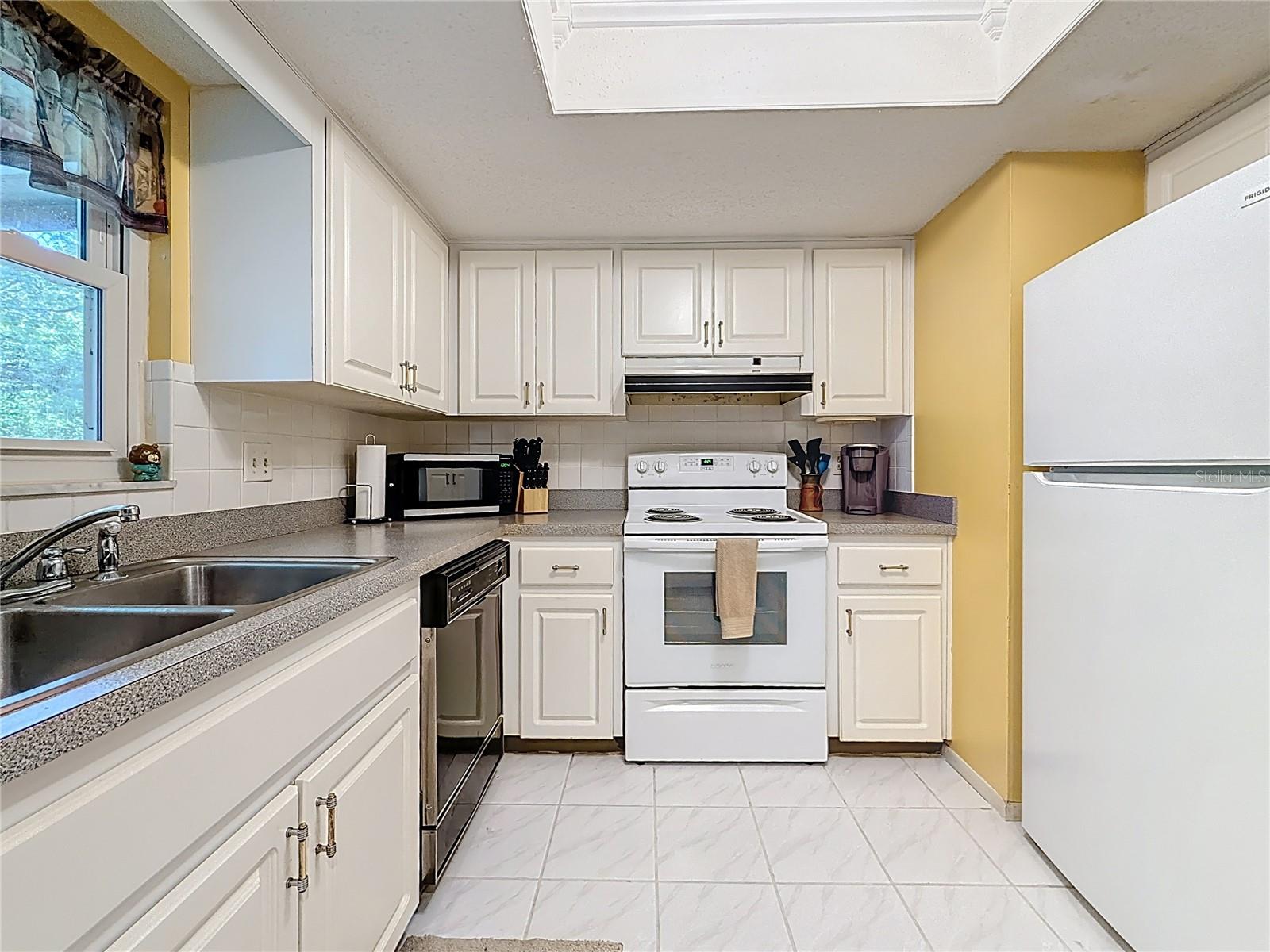 Listing photo id 12 for 1102 Cara Drive