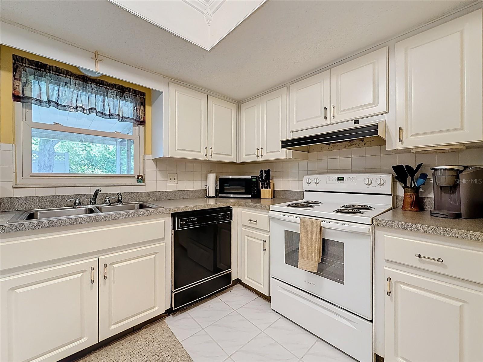 Listing photo id 13 for 1102 Cara Drive