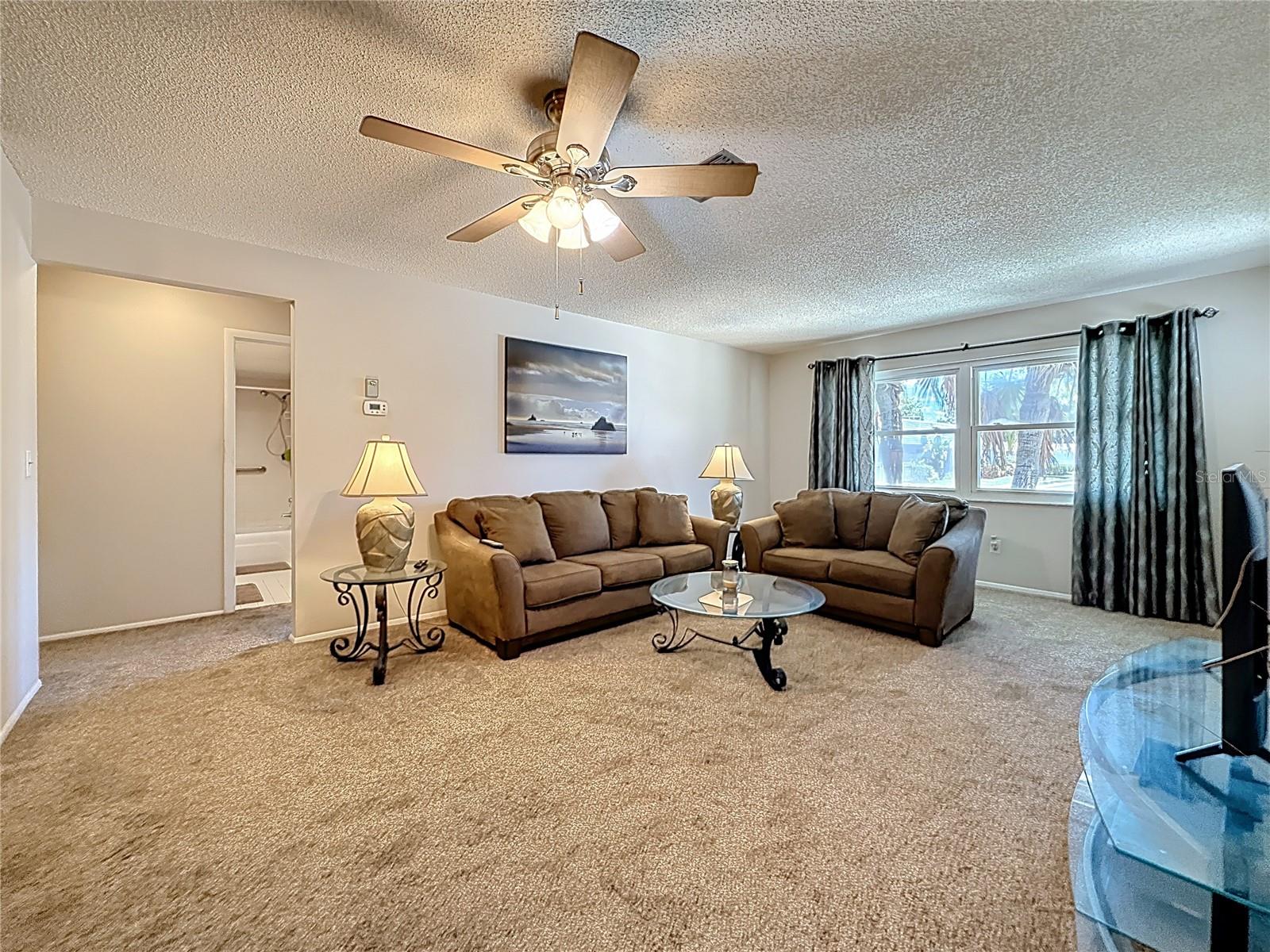 Listing photo id 2 for 1102 Cara Drive