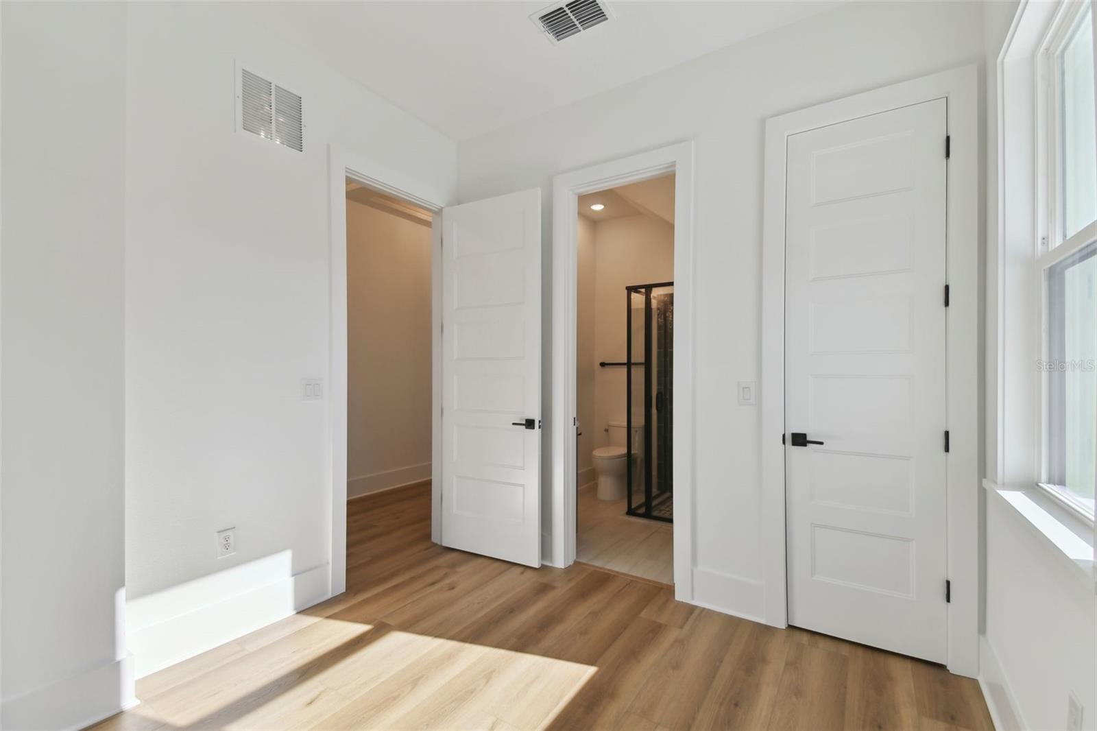 Image 5 of 19 For 905 Willow Avenue