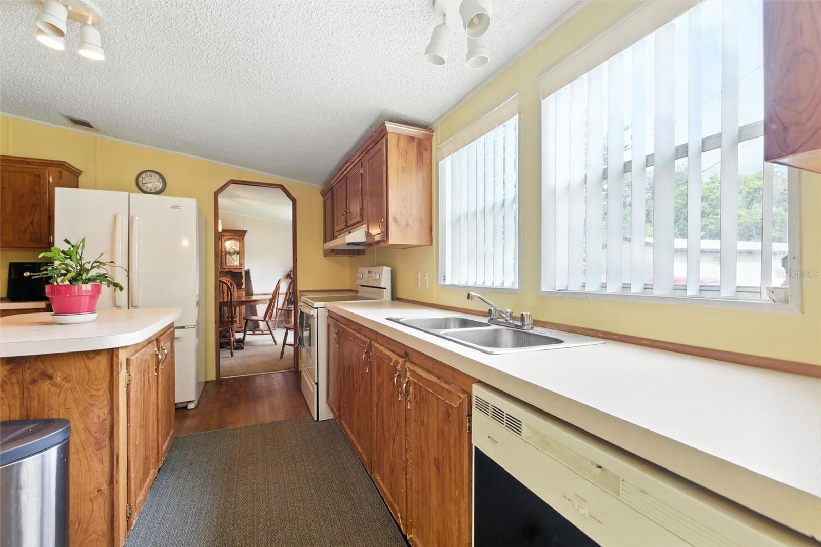 Listing photo id 8 for 4537 Thornton Drive