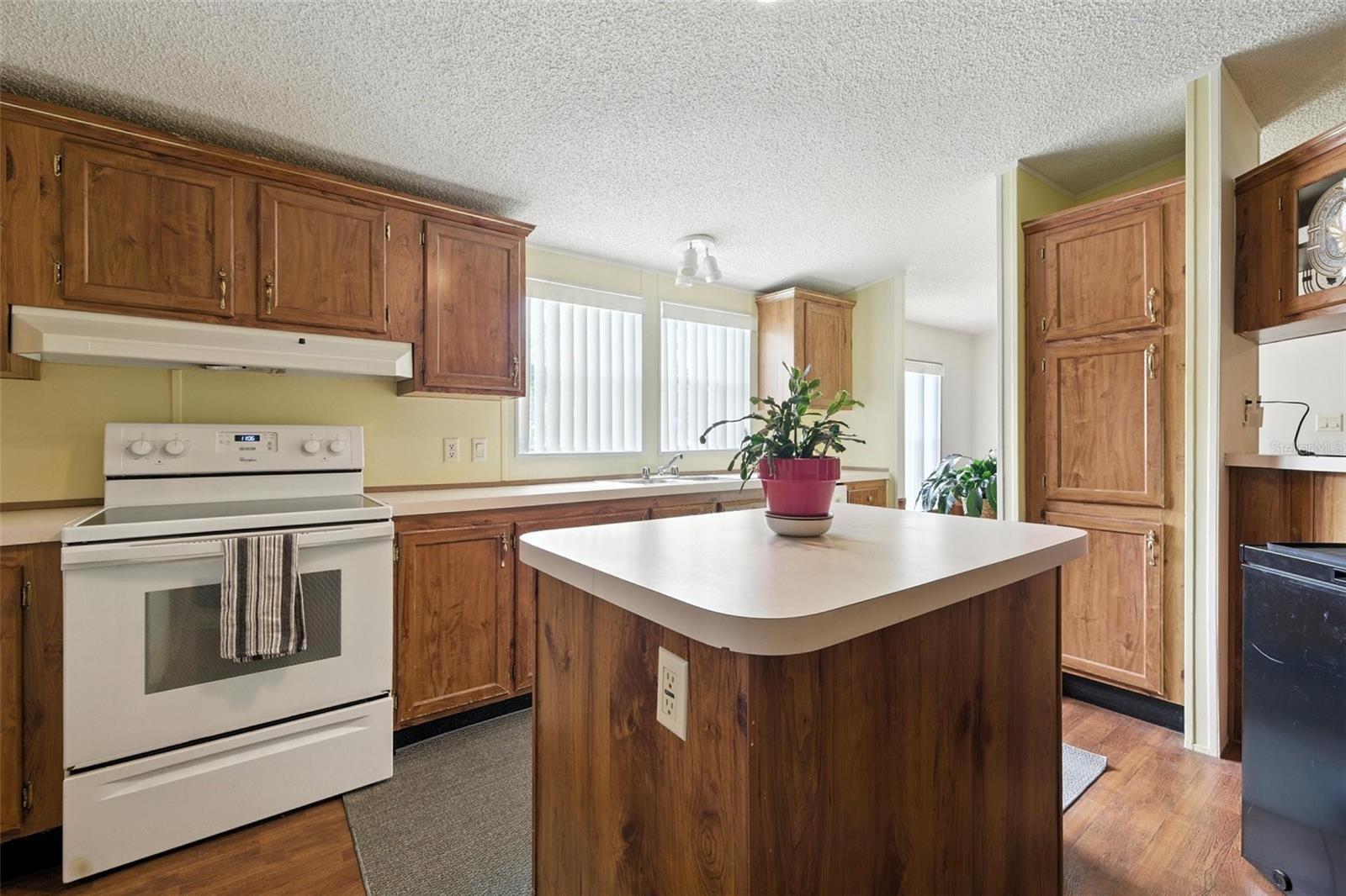 Listing photo id 9 for 4537 Thornton Drive