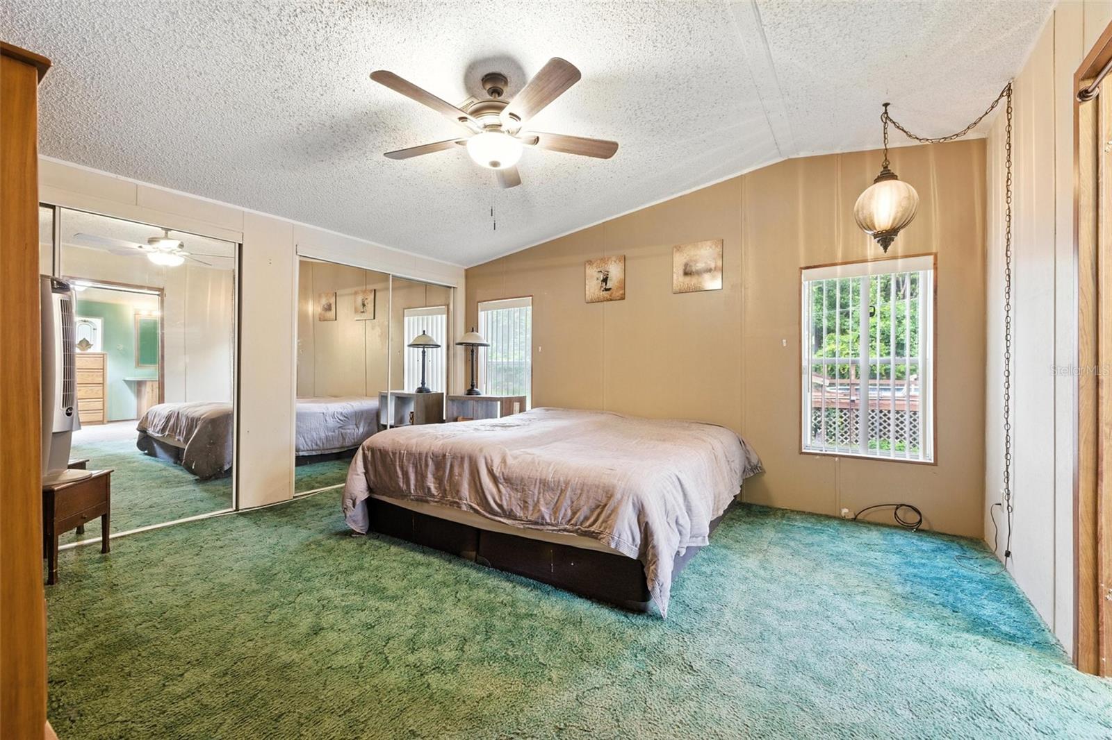 Listing photo id 12 for 4537 Thornton Drive