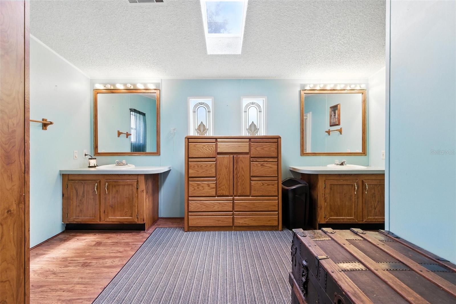 Listing photo id 13 for 4537 Thornton Drive