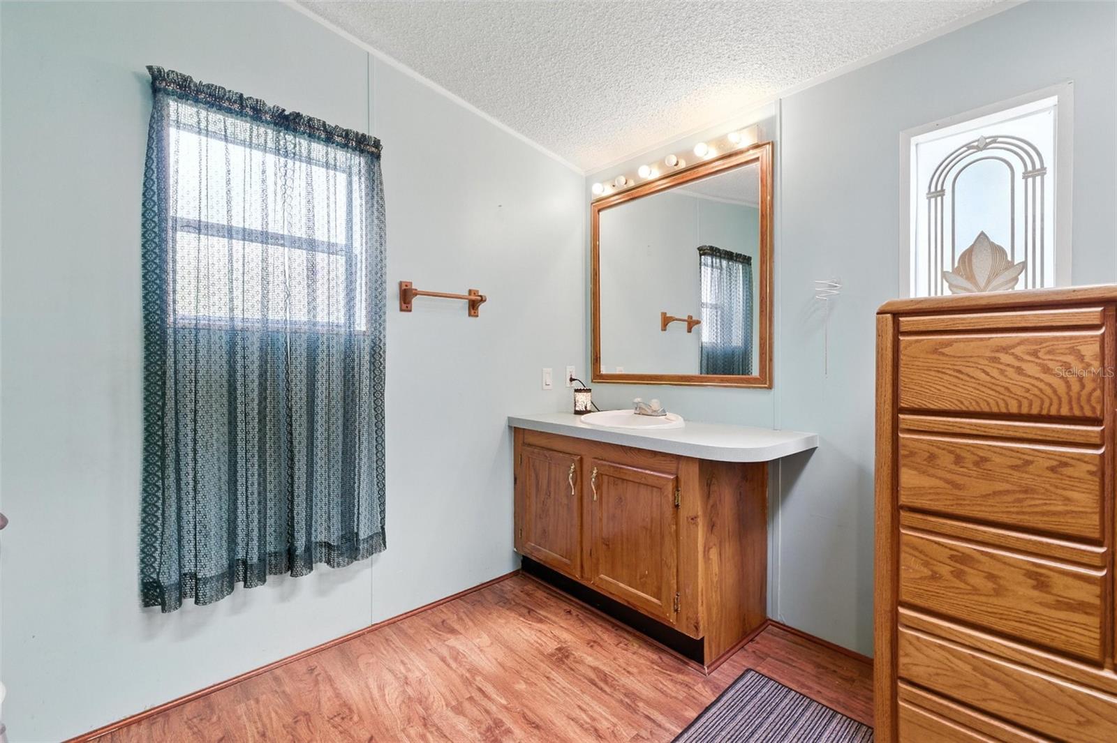 Listing photo id 14 for 4537 Thornton Drive