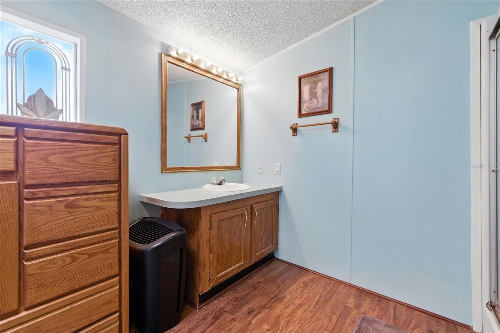 Listing photo id 15 for 4537 Thornton Drive