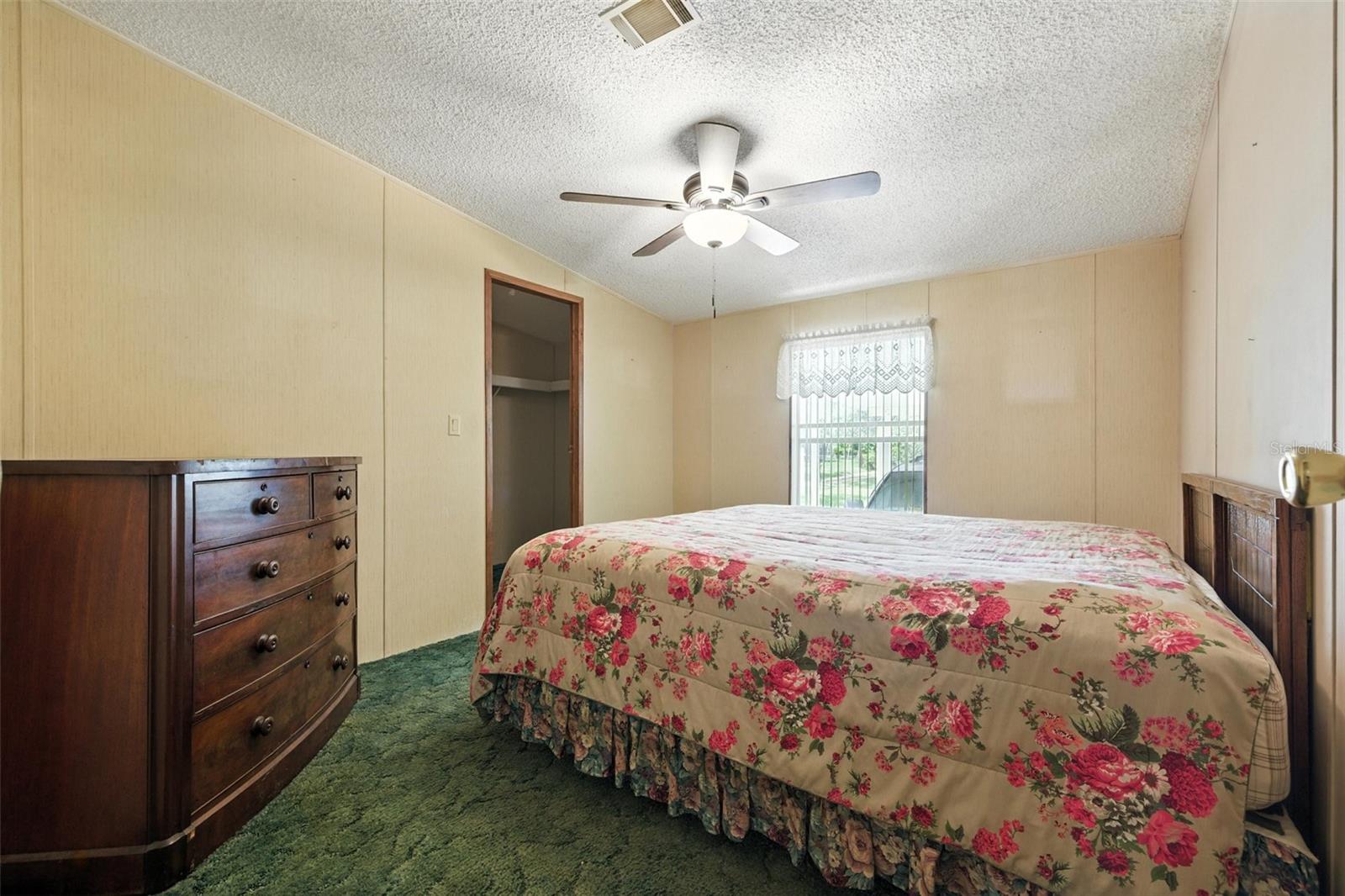 Listing photo id 18 for 4537 Thornton Drive