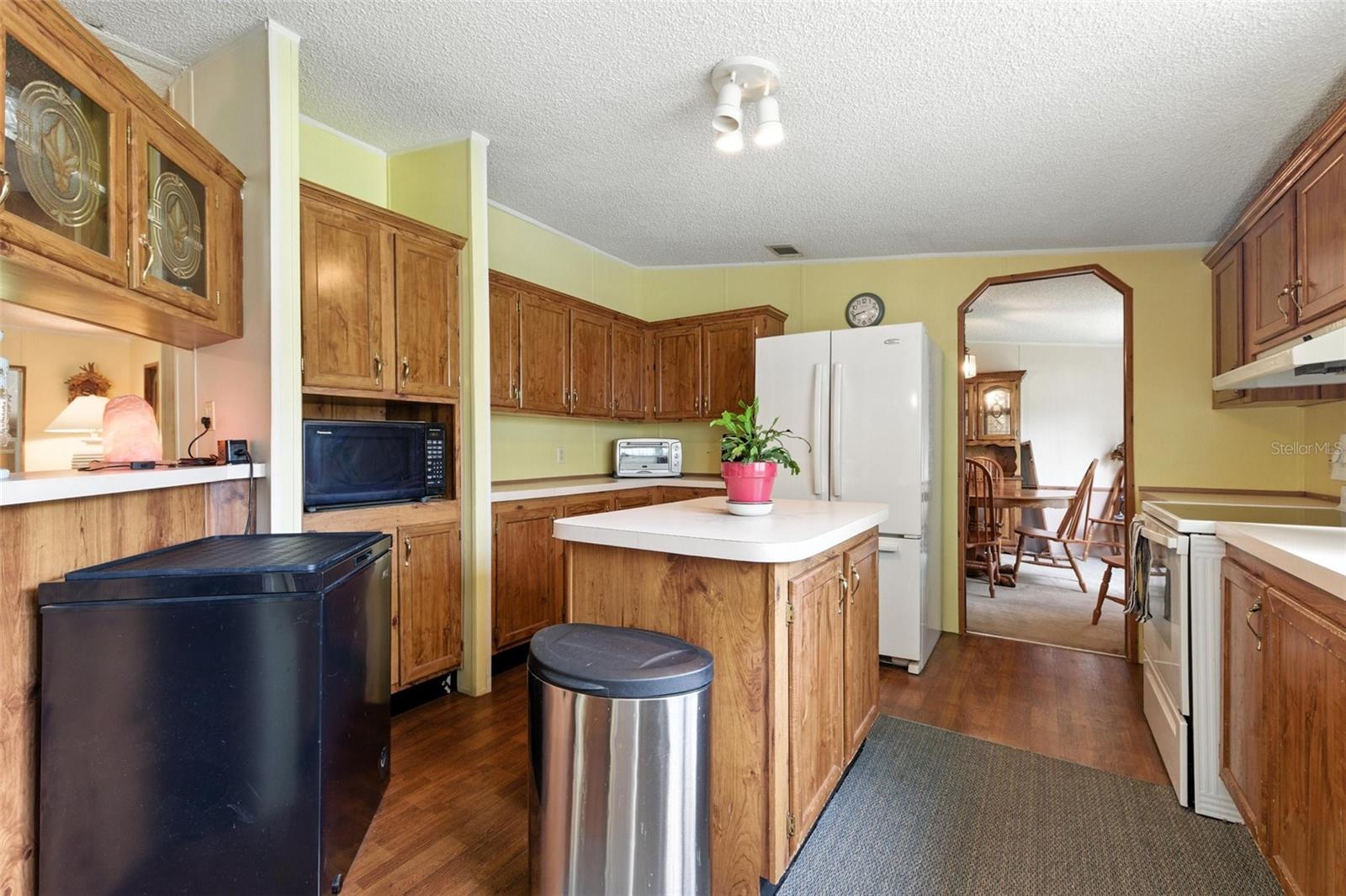 Listing photo id 1 for 4537 Thornton Drive