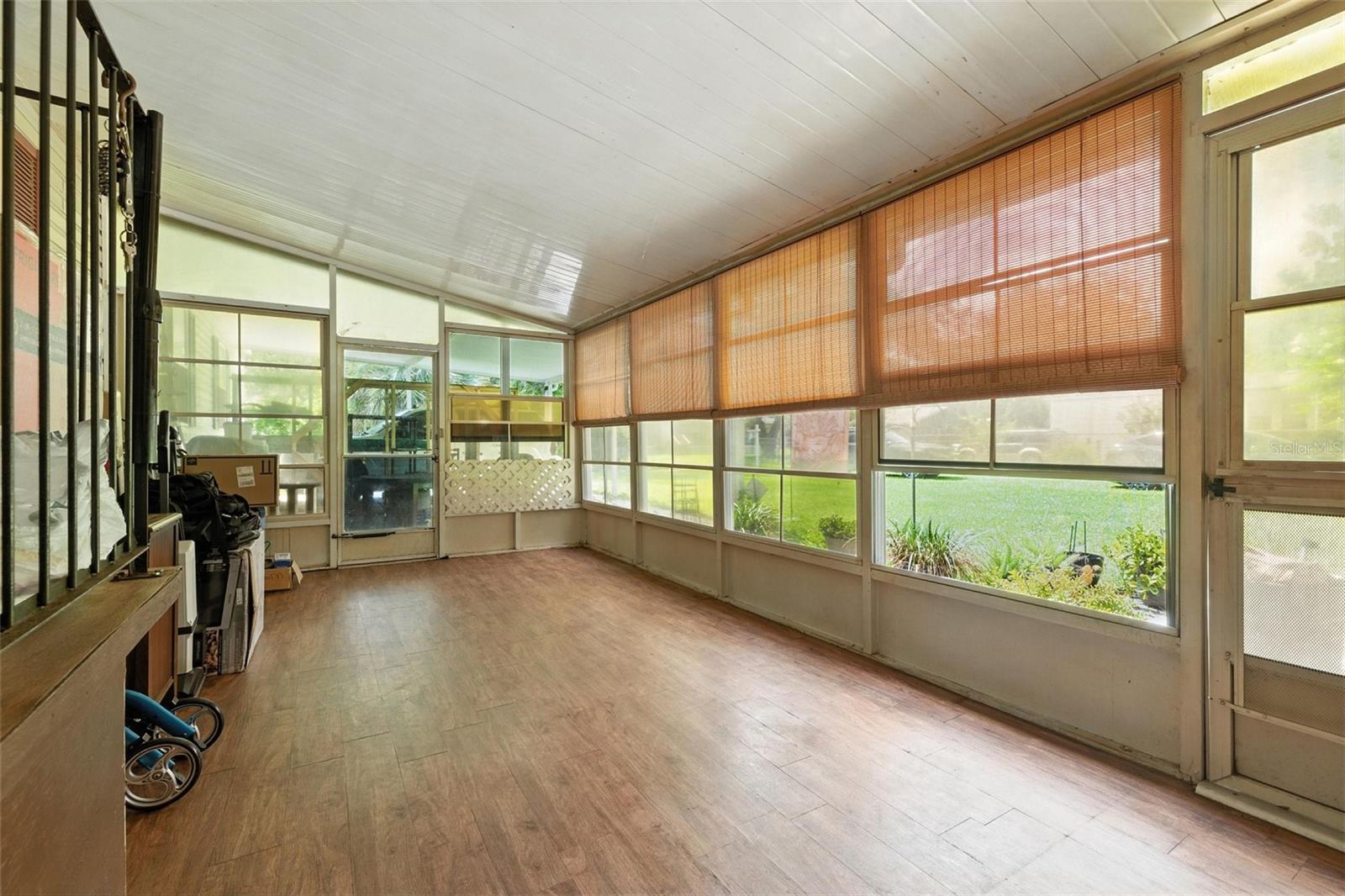 Listing photo id 2 for 4537 Thornton Drive