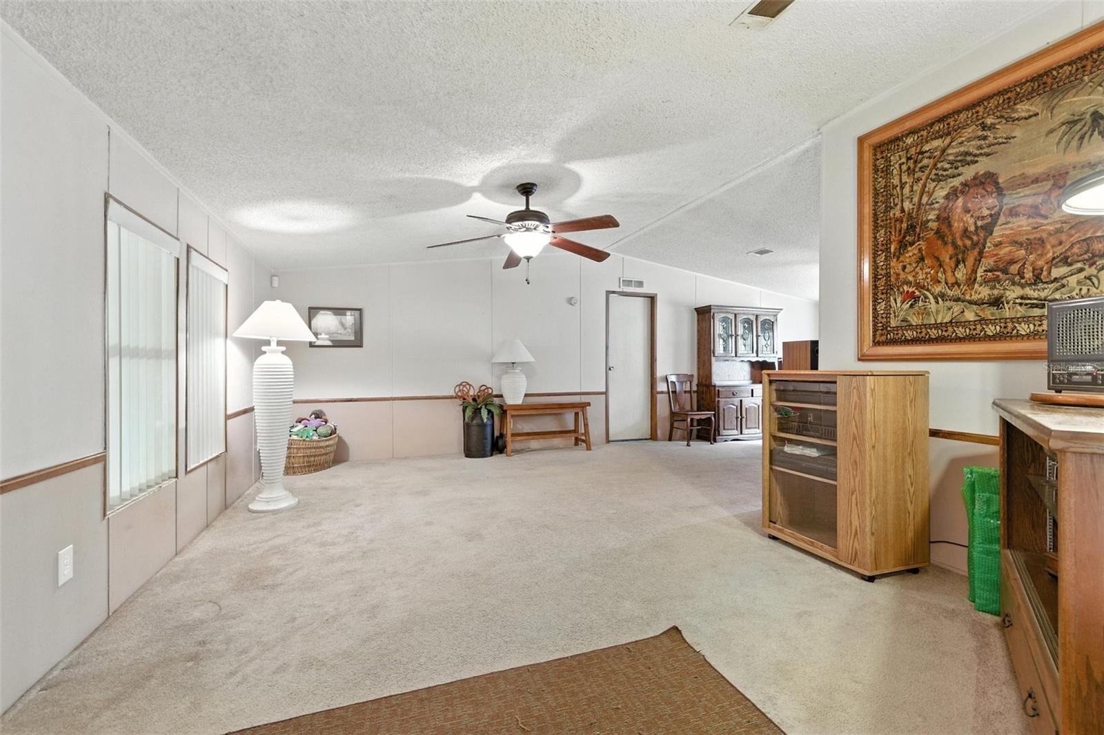 Listing photo id 3 for 4537 Thornton Drive
